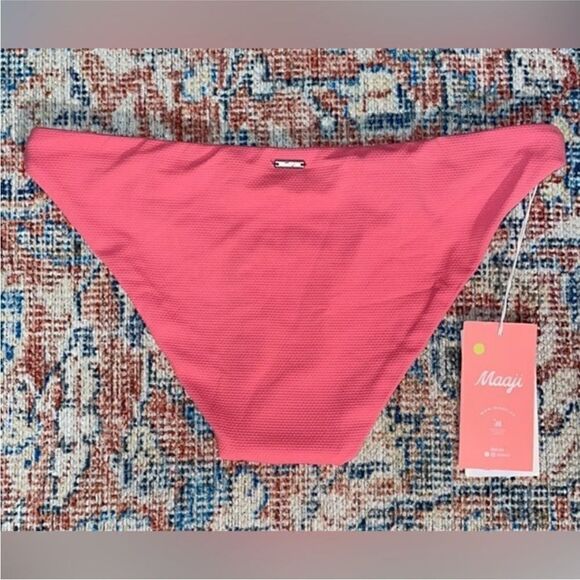 Maaji NWT Lipstick Rose Reversible Splendour Mid Rise
Bikini Bottoms Size M - Picture 7 of 10